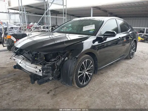 4T1B11HK8JU136772 2018 TOYOTA CAMRY - Image 2