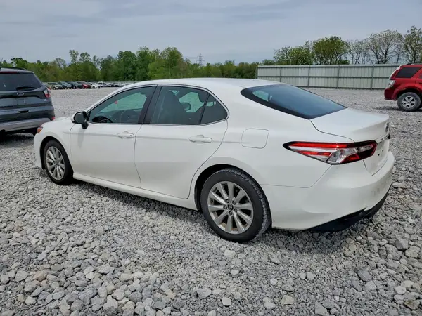 4T1B11HK8JU139252 2018 TOYOTA CAMRY - Image 2