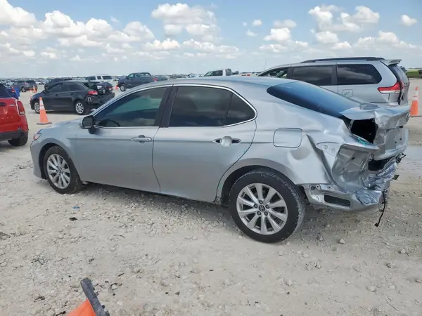 4T1B11HK8JU143382 2018 TOYOTA CAMRY - Image 2