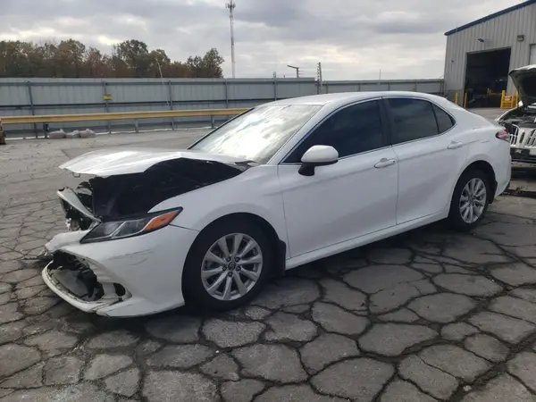 4T1B11HK8JU143656 2018 TOYOTA CAMRY - Image 1