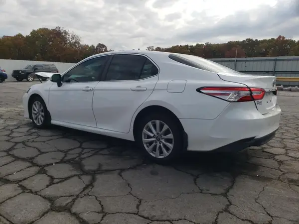 4T1B11HK8JU143656 2018 TOYOTA CAMRY - Image 2