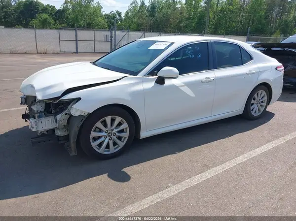 4T1B11HK8JU145844 2018 TOYOTA CAMRY - Image 2