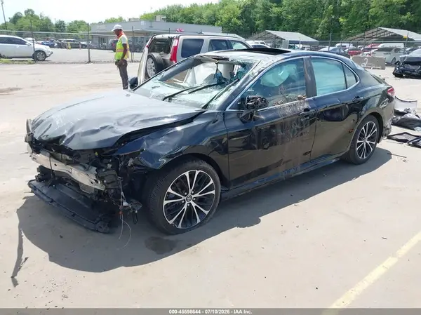 4T1B11HK8JU147870 2018 TOYOTA CAMRY - Image 2