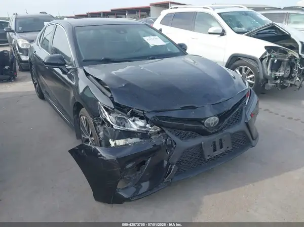 4T1B11HK8JU152633 2018 TOYOTA CAMRY - Image 1