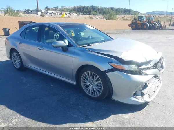 4T1B11HK8JU153927 2018 TOYOTA CAMRY - Image 1