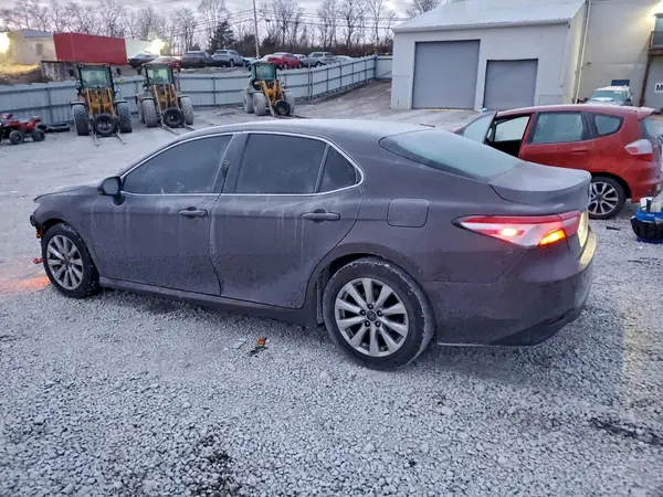 4T1B11HK8JU157508 2018 TOYOTA CAMRY - Image 2