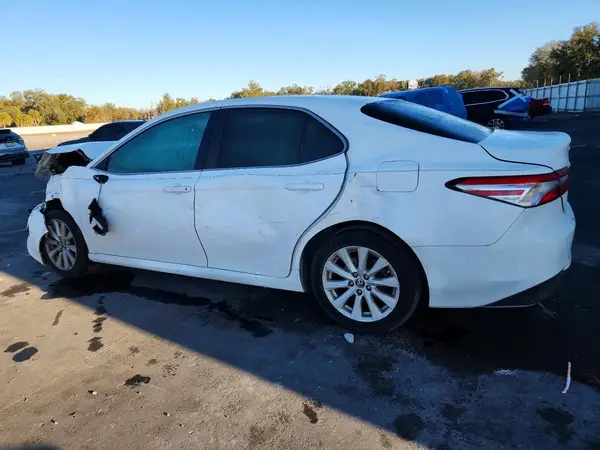 4T1B11HK8JU157556 2018 TOYOTA CAMRY - Image 2