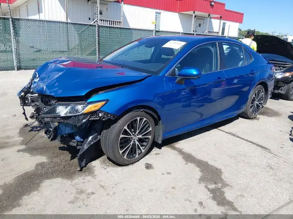 4T1B11HK8JU158058 2018 TOYOTA CAMRY - Image 2