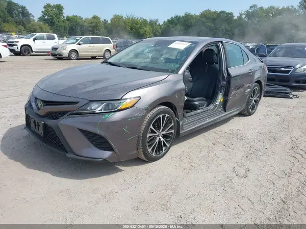 4T1B11HK8JU158688 2018 TOYOTA CAMRY - Image 2