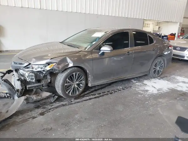 4T1B11HK8JU500138 2018 TOYOTA CAMRY - Image 2