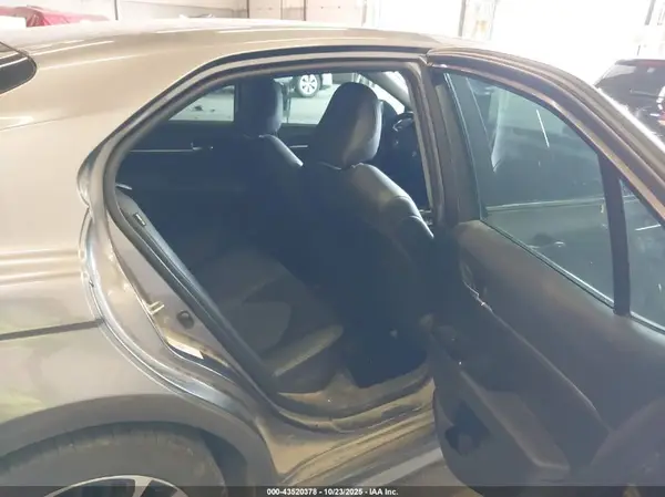 4T1B11HK8JU500138 2018 TOYOTA CAMRY - Image 8