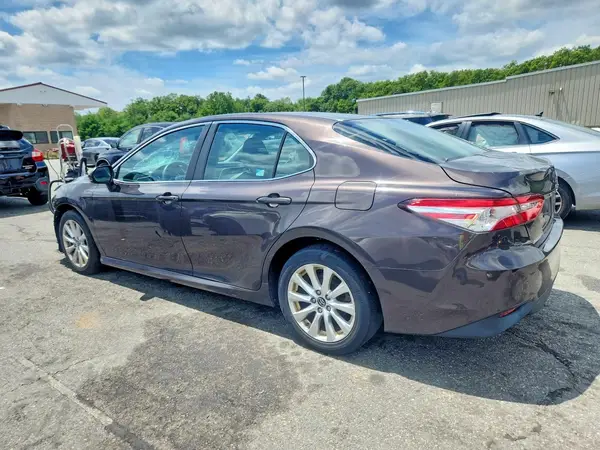 4T1B11HK8JU501709 2018 TOYOTA CAMRY - Image 2