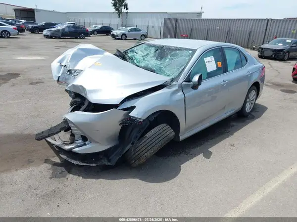 4T1B11HK8JU511673 2018 TOYOTA CAMRY - Image 2