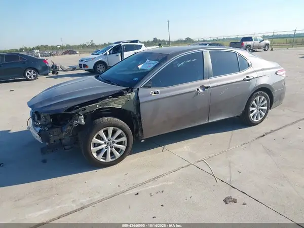 4T1B11HK8JU518204 2018 TOYOTA CAMRY - Image 2