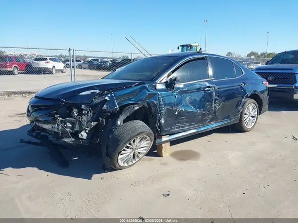 4T1B11HK8JU518252 2018 TOYOTA CAMRY - Image 2