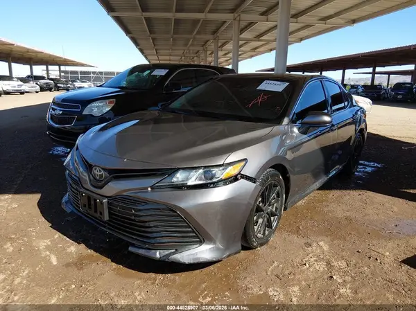 4T1B11HK8JU518722 2018 TOYOTA CAMRY - Image 2