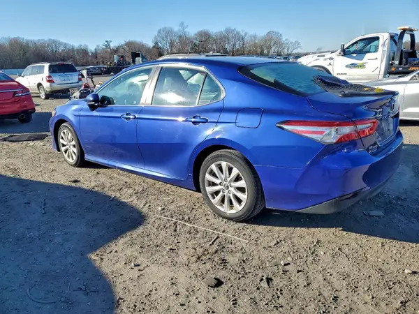 4T1B11HK8JU521233 2018 TOYOTA CAMRY - Image 2