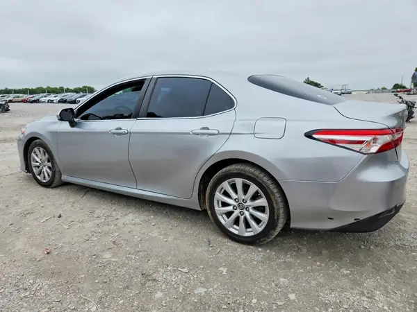 4T1B11HK8JU523354 2018 TOYOTA CAMRY - Image 2