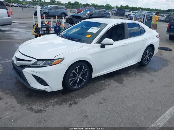 4T1B11HK8JU523919 2018 TOYOTA CAMRY - Image 2