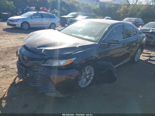 4T1B11HK8JU529557 2018 TOYOTA CAMRY - Image 2