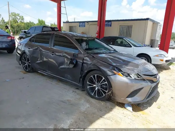 4T1B11HK8JU536220 2018 TOYOTA CAMRY - Image 1