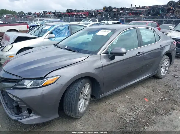 4T1B11HK8JU537044 2018 TOYOTA CAMRY - Image 2