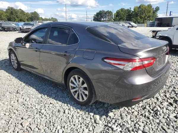 4T1B11HK8JU537352 2018 TOYOTA CAMRY - Image 2