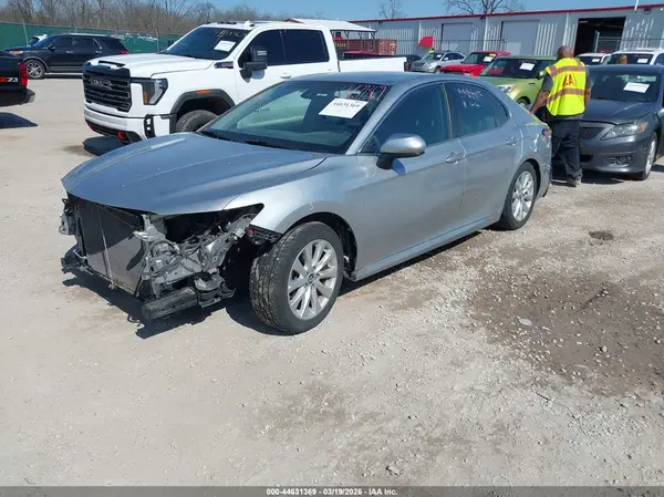 4T1B11HK8JU541255 2018 TOYOTA CAMRY - Image 2