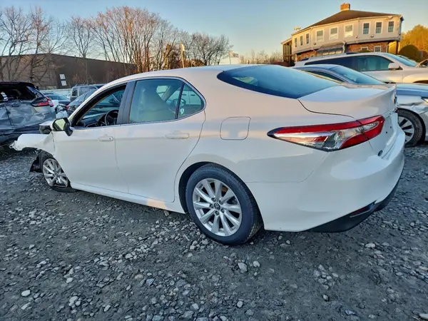 4T1B11HK8JU543085 2018 TOYOTA CAMRY - Image 2