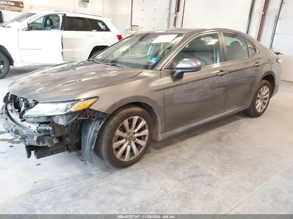 4T1B11HK8JU550666 2018 TOYOTA CAMRY - Image 2