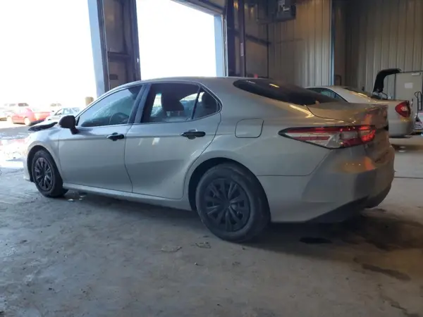 4T1B11HK8JU551817 2018 TOYOTA CAMRY - Image 2