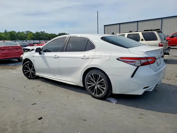 4T1B11HK8JU556421 2018 TOYOTA CAMRY - Image 2