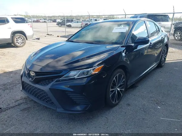 4T1B11HK8JU557360 2018 TOYOTA CAMRY - Image 2