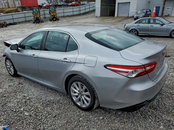 4T1B11HK8JU561019 2018 TOYOTA CAMRY - Image 2