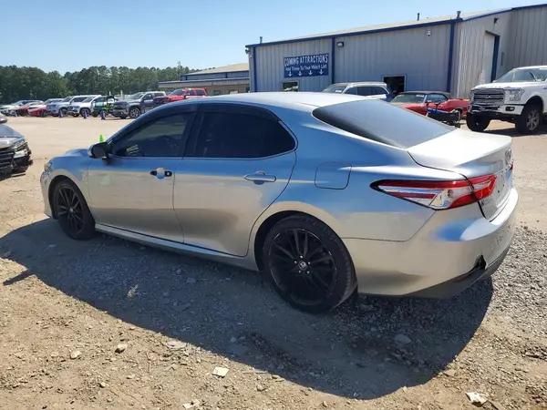 4T1B11HK8JU561702 2018 TOYOTA CAMRY - Image 2