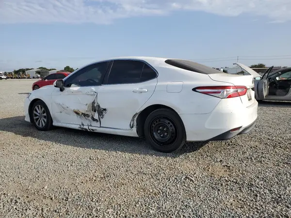 4T1B11HK8JU563966 2018 TOYOTA CAMRY - Image 2