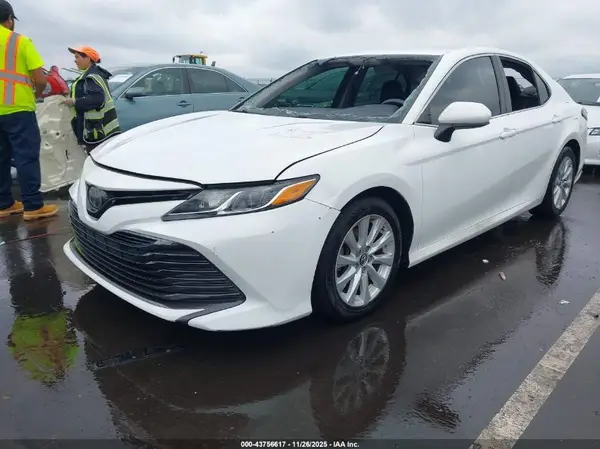 4T1B11HK8JU564910 2018 TOYOTA CAMRY - Image 2
