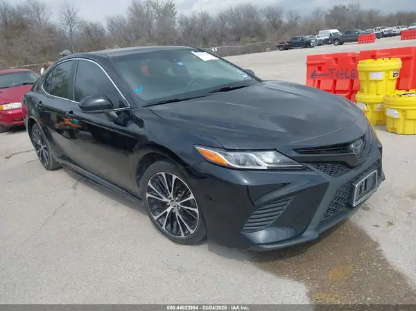 4T1B11HK8JU565782 2018 TOYOTA CAMRY - Image 1