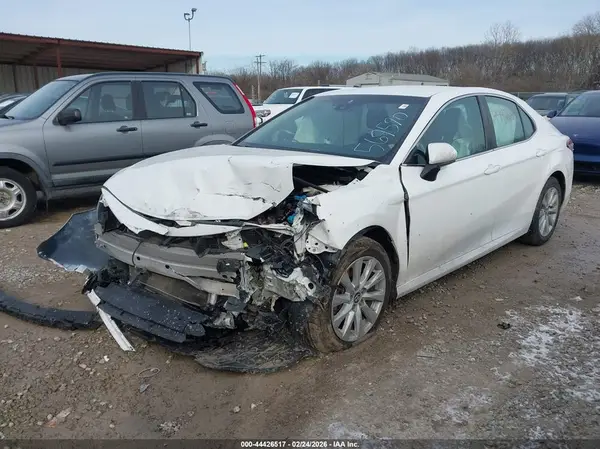 4T1B11HK8JU569590 2018 TOYOTA CAMRY - Image 2