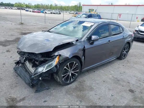4T1B11HK8JU569749 2018 TOYOTA CAMRY - Image 2