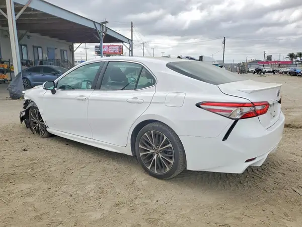 4T1B11HK8JU571372 2018 TOYOTA CAMRY - Image 2