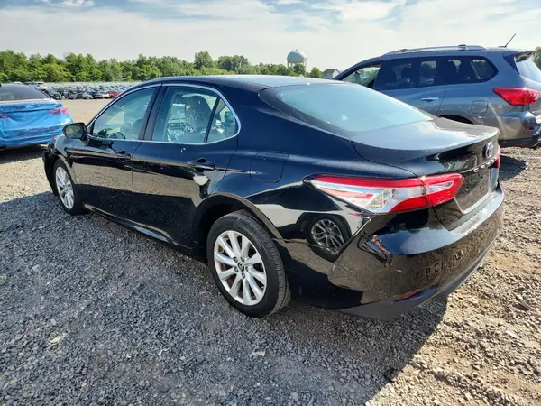 4T1B11HK8JU572196 2018 TOYOTA CAMRY - Image 2