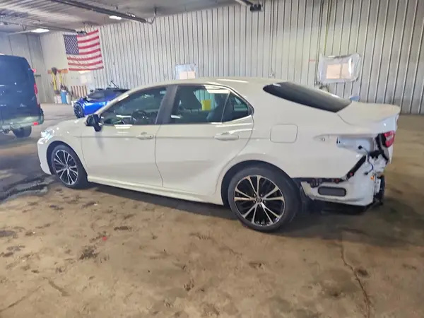 4T1B11HK8JU572781 2018 TOYOTA CAMRY - Image 2