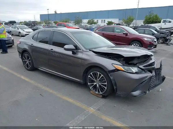 4T1B11HK8JU574935 2018 TOYOTA CAMRY - Image 1