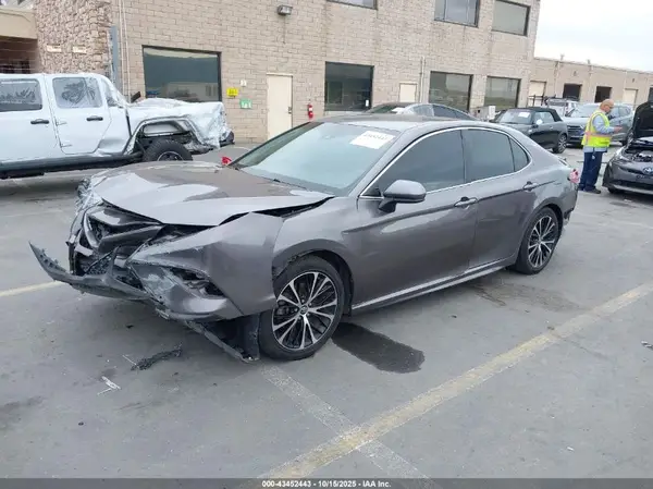 4T1B11HK8JU574935 2018 TOYOTA CAMRY - Image 2