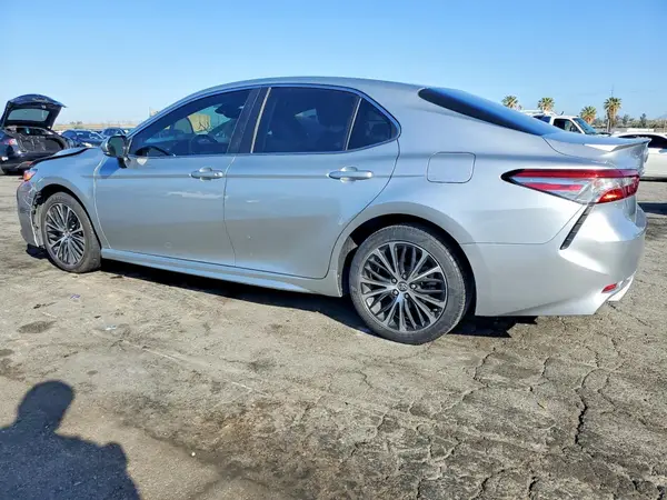 4T1B11HK8JU577009 2018 TOYOTA CAMRY - Image 2