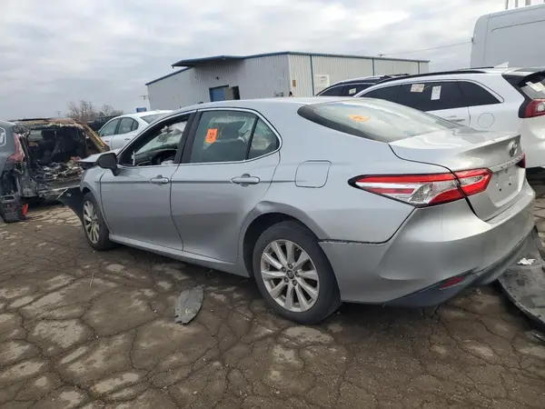 4T1B11HK8JU583019 2018 TOYOTA CAMRY - Image 2
