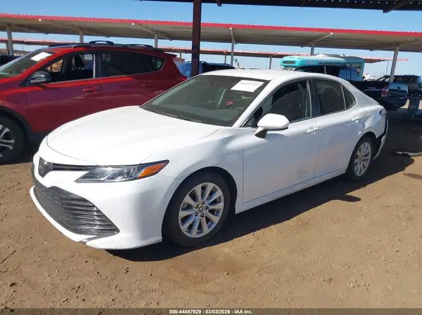 4T1B11HK8JU583215 2018 TOYOTA CAMRY - Image 2