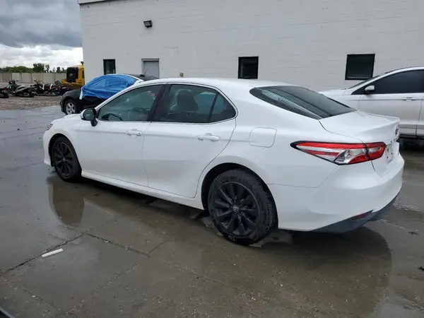 4T1B11HK8JU583313 2018 TOYOTA CAMRY - Image 2