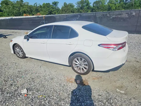 4T1B11HK8JU584395 2018 TOYOTA CAMRY - Image 2